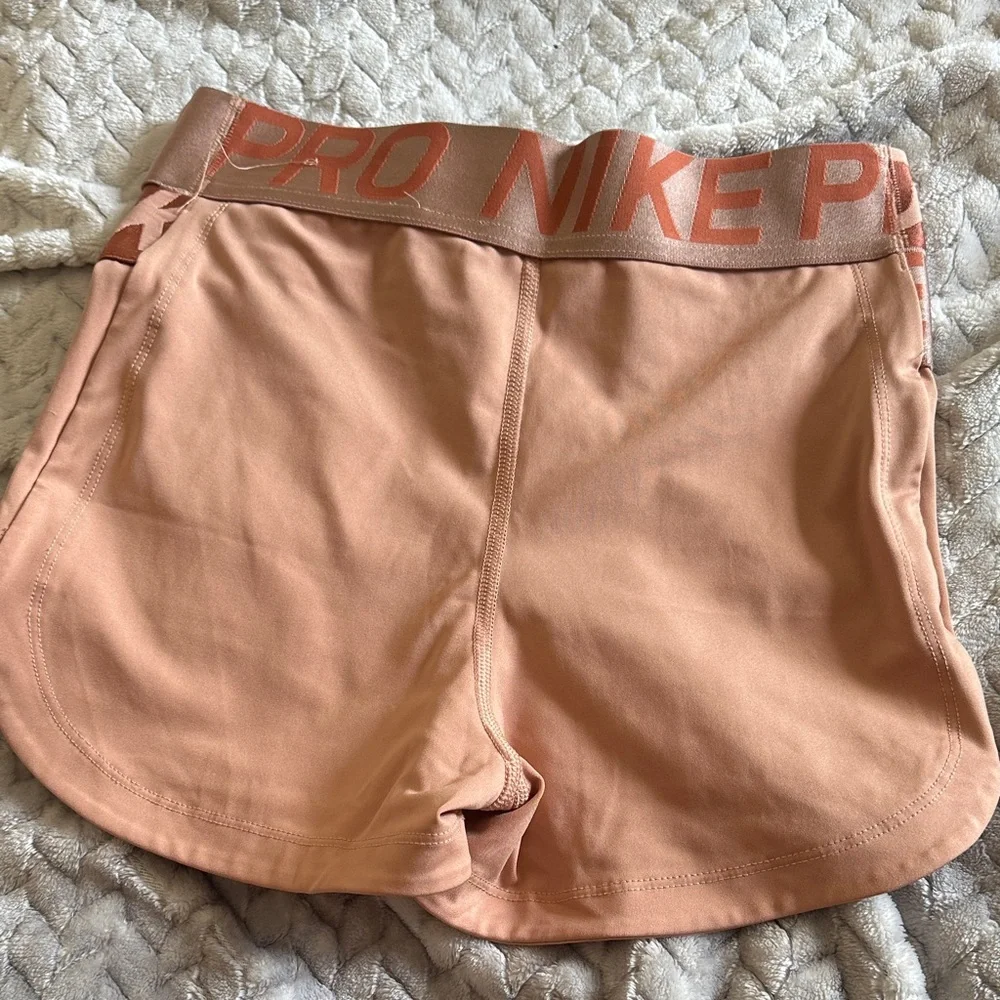 3 Piece Nike Coral High-Neck Logo Crop Tank, Pants and Shorts - Picture 4 of 9